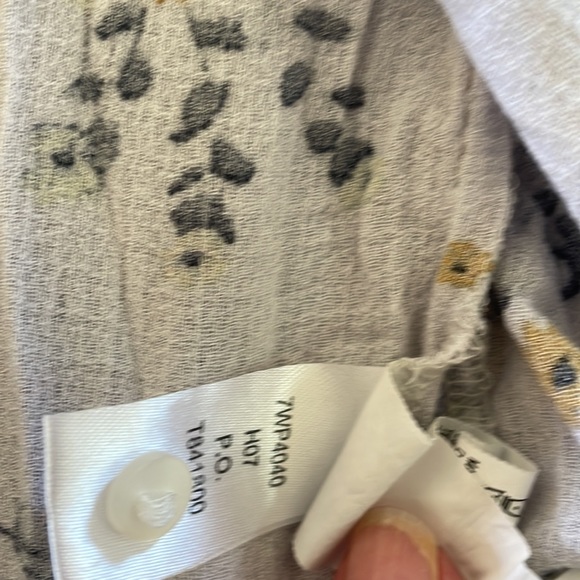 Lucky Brand medium peasant blouse with keyhole front and 3 button closure. - Picture 9 of 9